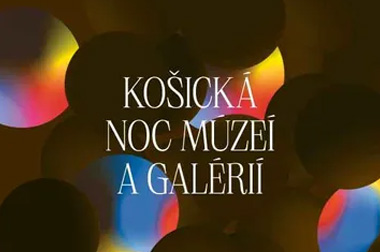 oficiálny vizuál ku Košickej noci múzeí a galérií 2024, text: "Košická noc múzeí a galérií", abstraktné pozadie